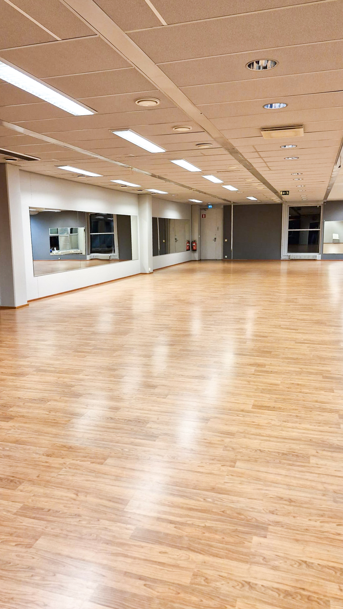 FeenixDance tanssiseura iso tanssisali